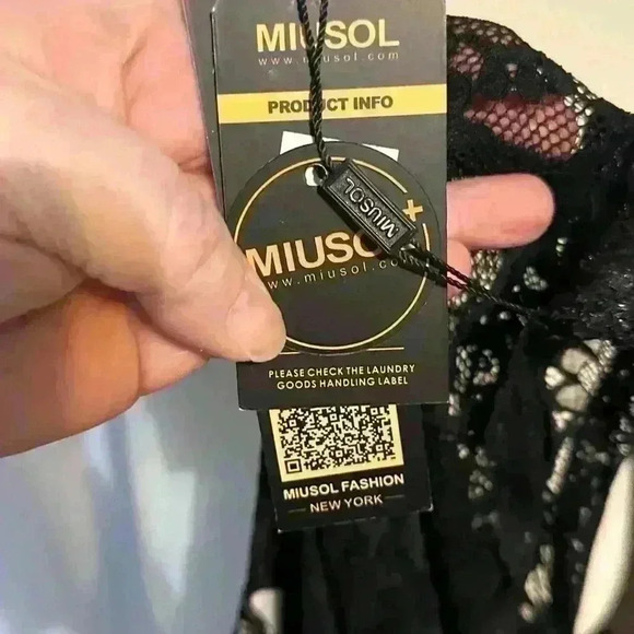 Miusol Black Lace Dress. Lined. Size 2XL. Keyhole Back - Picture 6 of 7